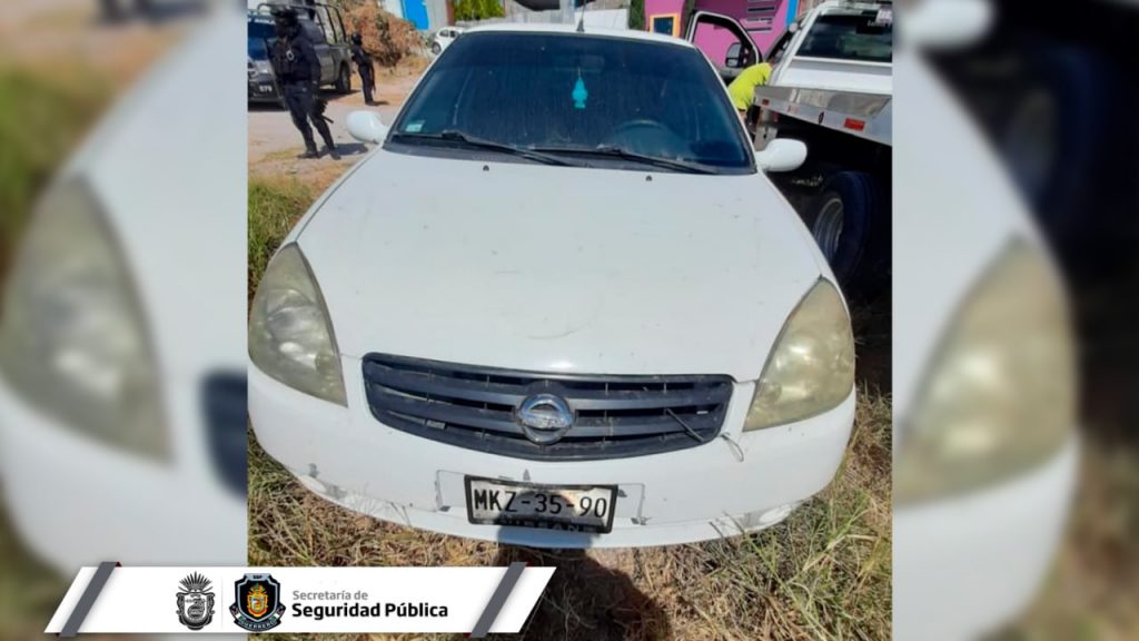 EL AUTOMÓVIL NISSAN PLATINA COLOR BLANCO, TRAÍA 40 BOLSITAS CON MARIHUANA.