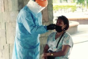 una ciudadana se anima a que le apliquen una prueba contra el coronavirus.