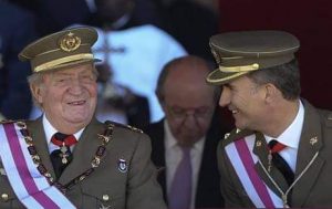 Rey Juan Carlos y su hijo Felipe de Borbon aparecen en acto militar